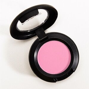 🚫SOLD🚫 LNNB MAC Cosmetics Silly Eyeshadow (Frost)